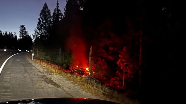 Foto - Tesla’nın elektrikli tırı alevler içinde kaldı! İtfaiyenin çabası işe yaramadı