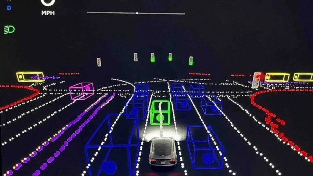 Foto - Tesla'nın otonom sürüş sistemi koca treni göremeyince sürücü...