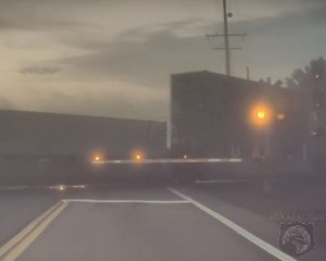 Foto - Tesla'nın otonom sürüş sistemi koca treni göremeyince sürücü...