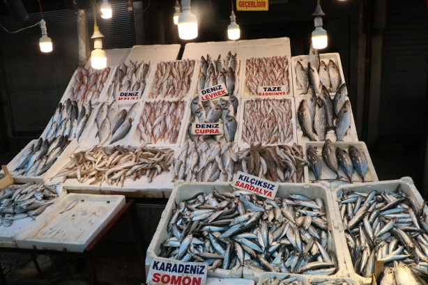 Foto - Tezgahlar doldu taştı! Fiyatlar dibi boyladı