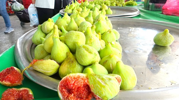 Tezgahta durmayan meyve! Kilosu 60 TL ama kapış kapış gidiyor