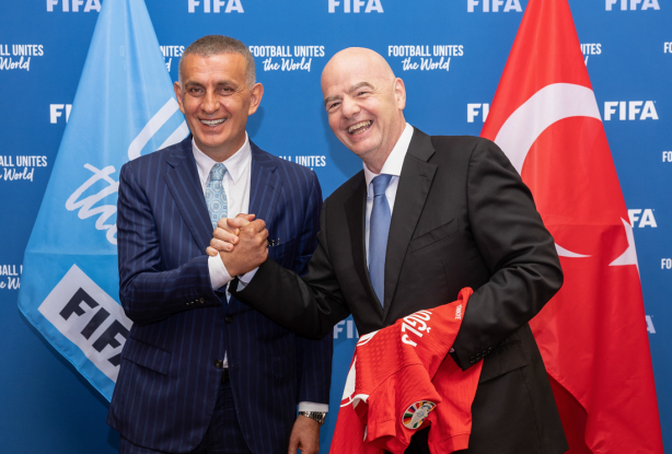 Foto - TFF Başkanı İbrahim Ethem Hacıosmanoğlu’ndan Paris çıkarması! Sıcak anlar yansıdı…