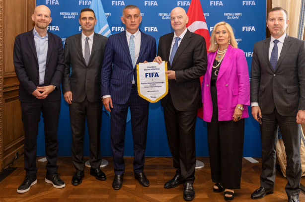 Foto - TFF Başkanı İbrahim Ethem Hacıosmanoğlu’ndan Paris çıkarması! Sıcak anlar yansıdı…