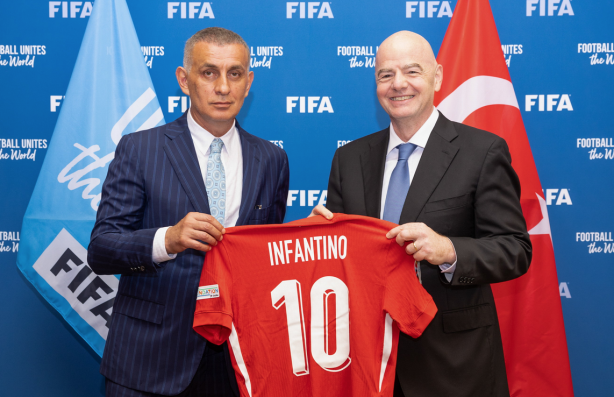 Foto - TFF Başkanı İbrahim Ethem Hacıosmanoğlu’ndan Paris çıkarması! Sıcak anlar yansıdı…