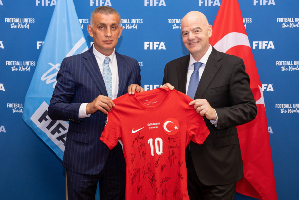 Foto - TFF Başkanı İbrahim Ethem Hacıosmanoğlu’ndan Paris çıkarması! Sıcak anlar yansıdı…