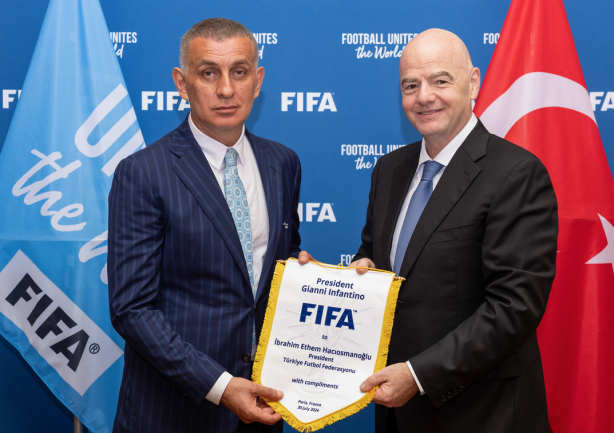 Foto - TFF Başkanı İbrahim Ethem Hacıosmanoğlu’ndan Paris çıkarması! Sıcak anlar yansıdı…