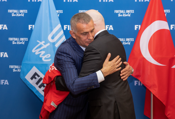 Foto - TFF Başkanı İbrahim Ethem Hacıosmanoğlu’ndan Paris çıkarması! Sıcak anlar yansıdı…