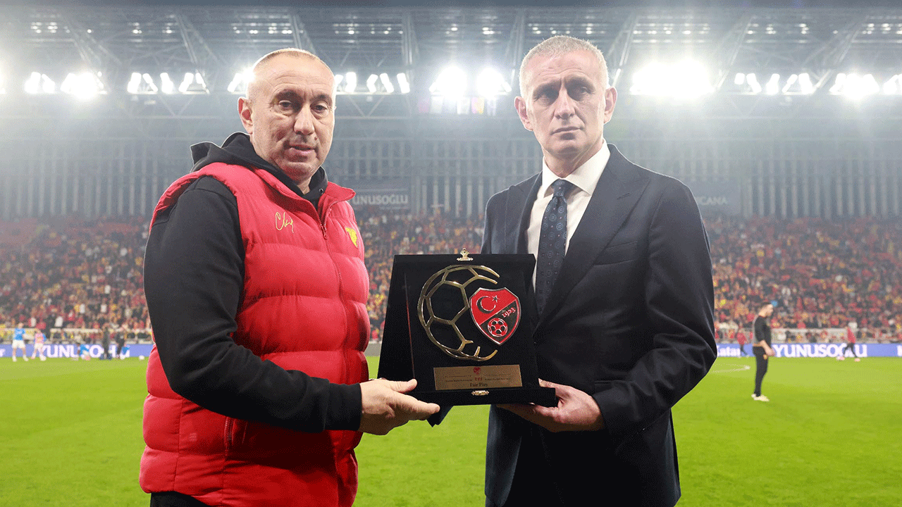 TFF'den Göztepe Teknik Direktörü Stoilov'a büyük onur! Hacıosmanoğlu takdim etti