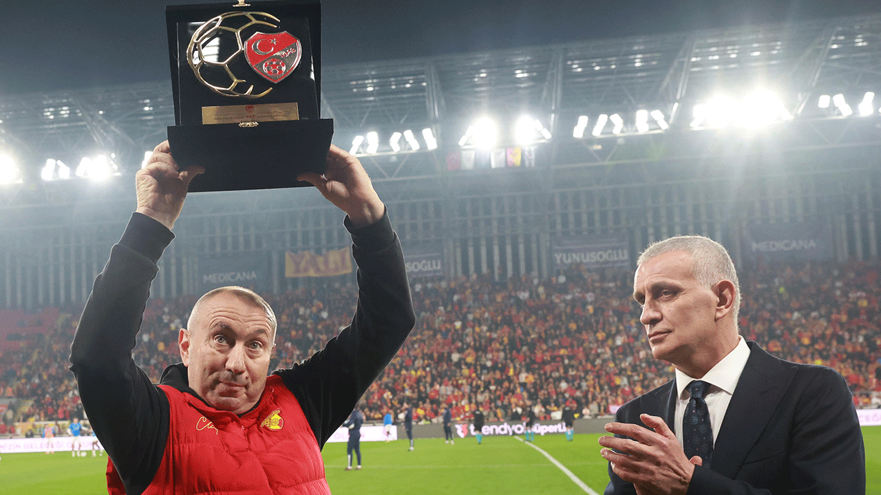 Foto - TFF'den Göztepe Teknik Direktörü Stoilov'a büyük onur! Hacıosmanoğlu takdim etti