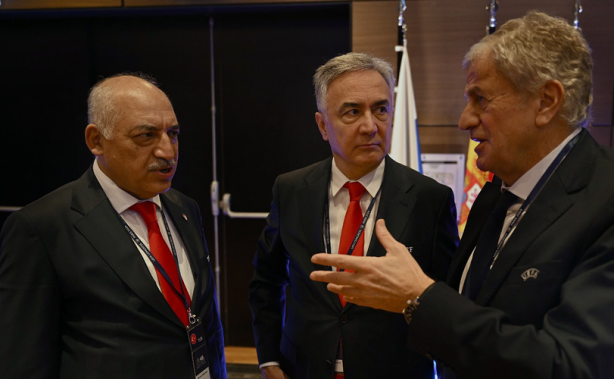 Foto - TFF'den Paris'e çıkarma: Kabul edildi: 48. Olağan UEFA Kongresi, Pariste Düzenlendi