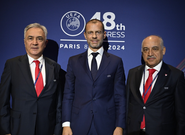 Foto - TFF'den Paris'e çıkarma: Kabul edildi: 48. Olağan UEFA Kongresi, Pariste Düzenlendi