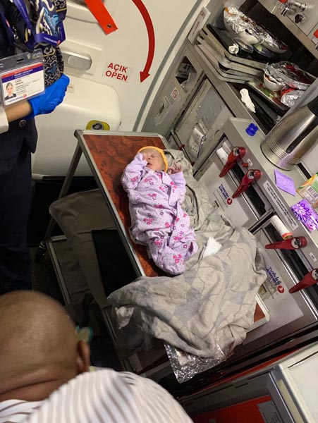 Foto - THY uçağında heyecan dolu dakikalar! Havada doğum yaptı