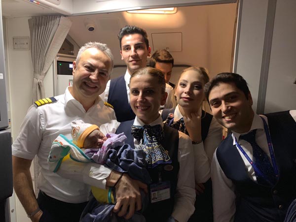 THY uçağında heyecan dolu dakikalar! Havada doğum yaptı