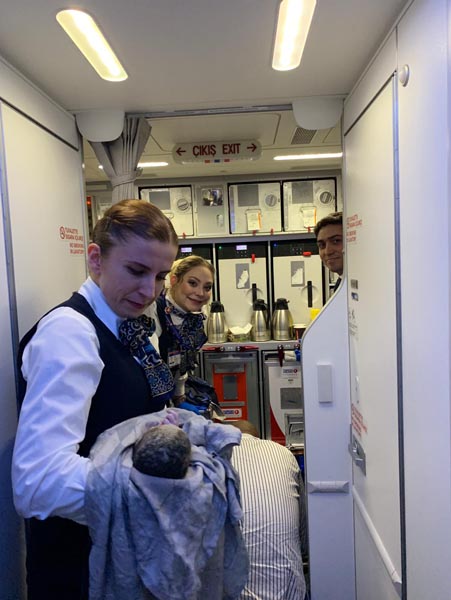 Foto - THY uçağında heyecan dolu dakikalar! Havada doğum yaptı