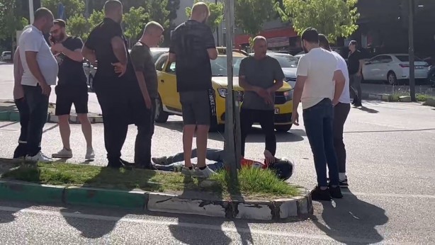 Ticari taksi motosiklete çarptı: 1 yaralı