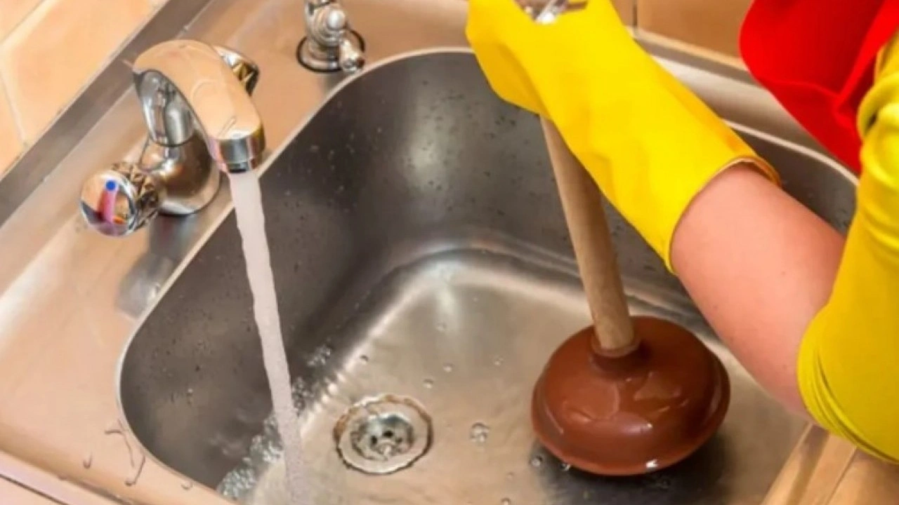 Foto - Tıkalı lavaboya dökün etkiyi görün: Sadece 5 dakika yetiyor!