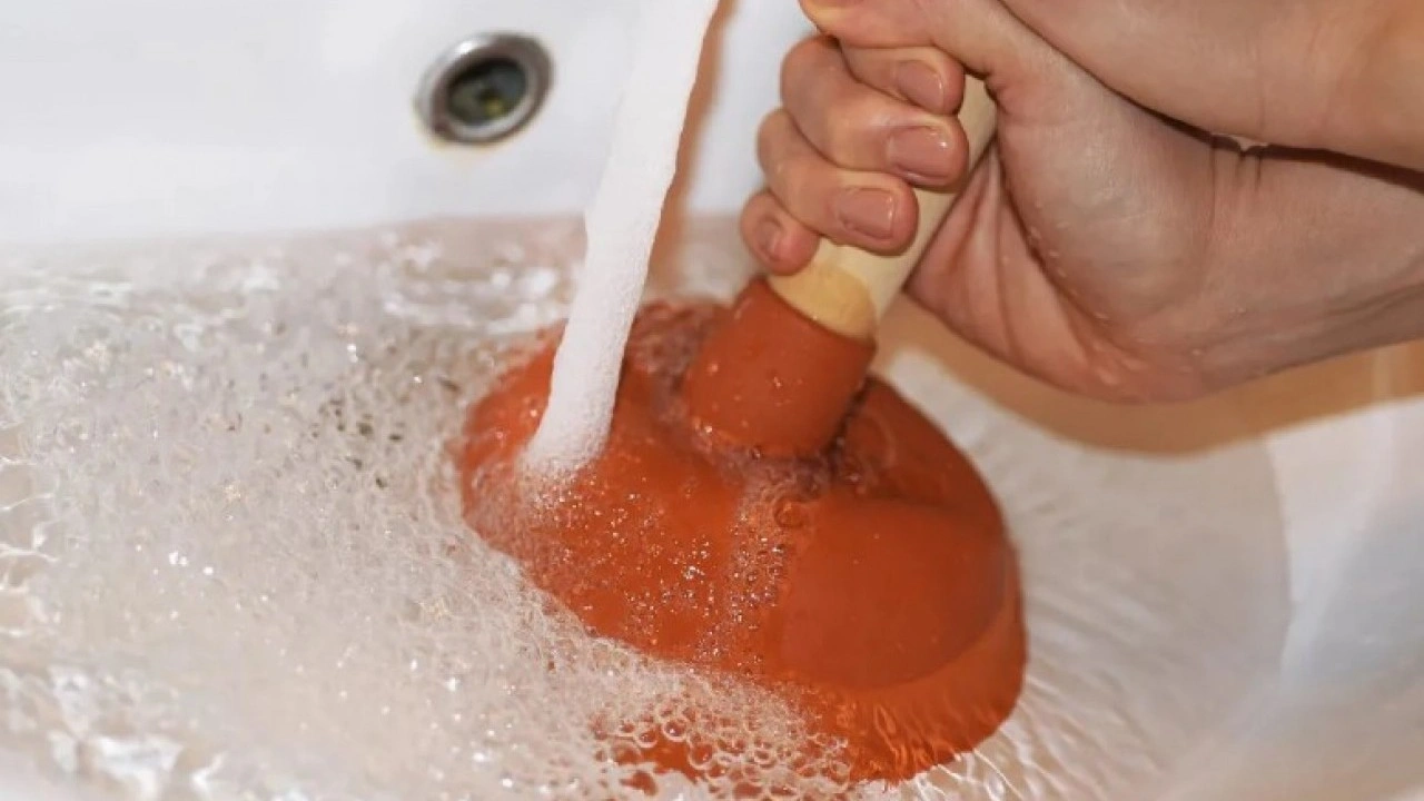 Foto - Tıkalı lavaboya dökün etkiyi görün: Sadece 5 dakika yetiyor!