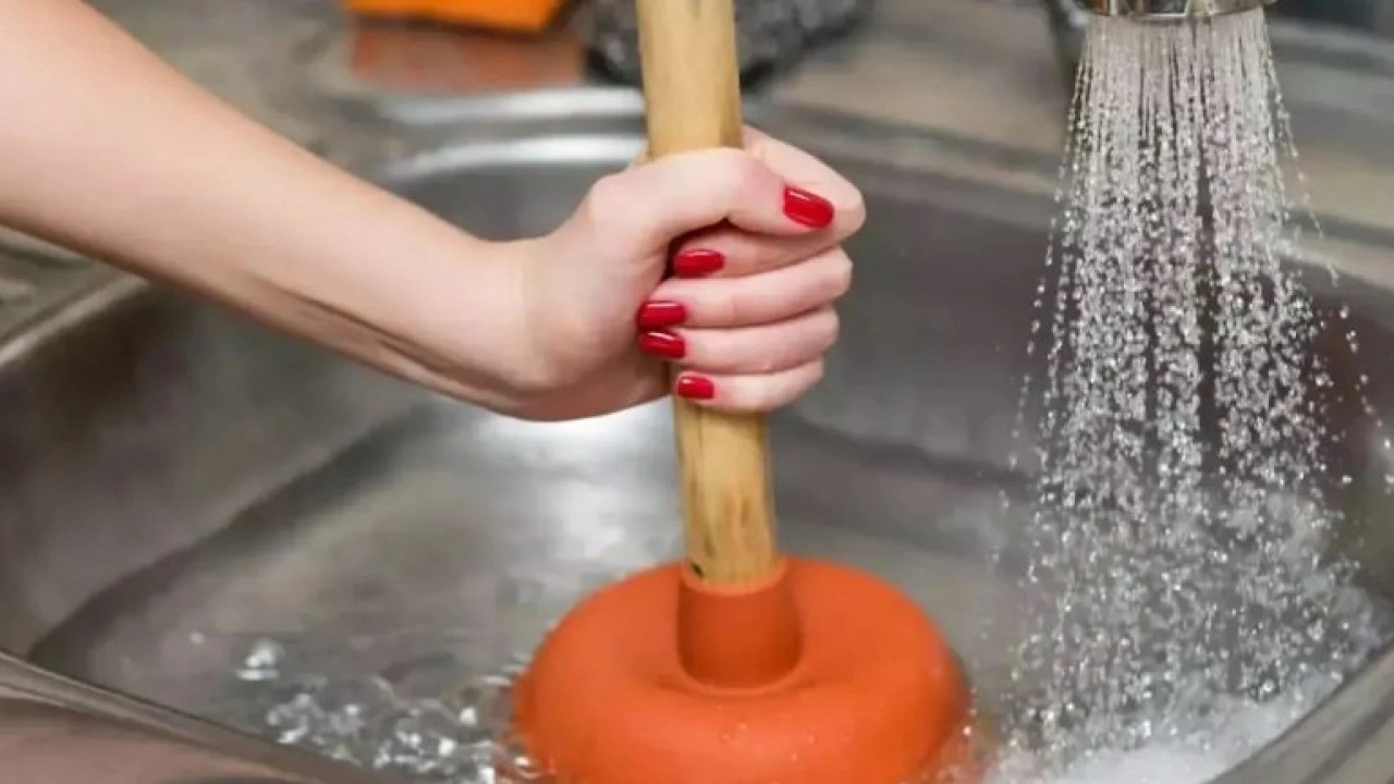 Foto - Tıkalı lavaboya dökün etkiyi görün: Sadece 5 dakika yetiyor!