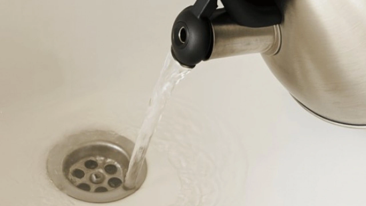 Tıkalı lavaboya dökün etkiyi görün: Sadece 5 dakika yetiyor!