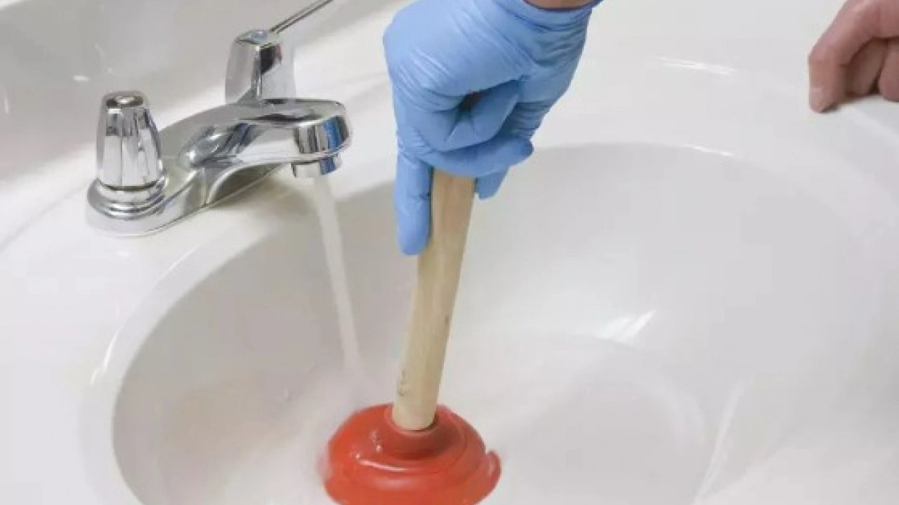 Foto - Tıkalı lavaboya dökün etkiyi görün: Sadece 5 dakika yetiyor!