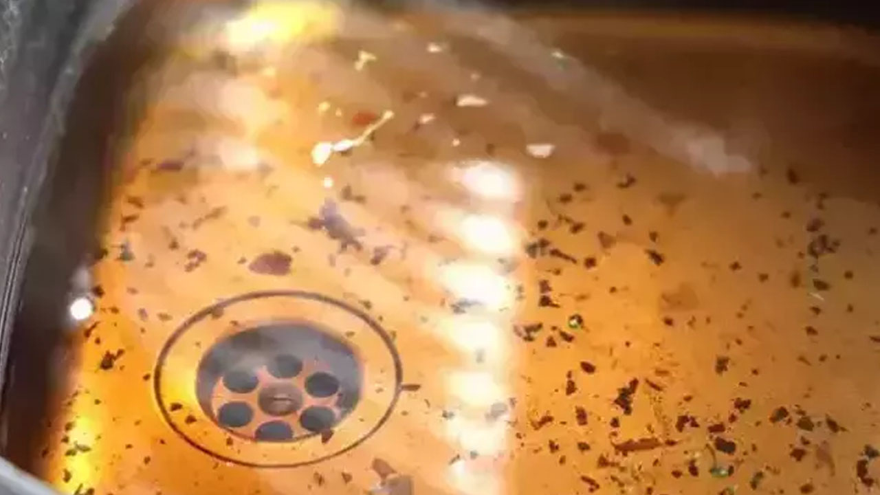 Foto - Tıkalı lavaboyu saniyeler içerisinde açıyor! Sadece birkaç avuç buz yeterli oluyor