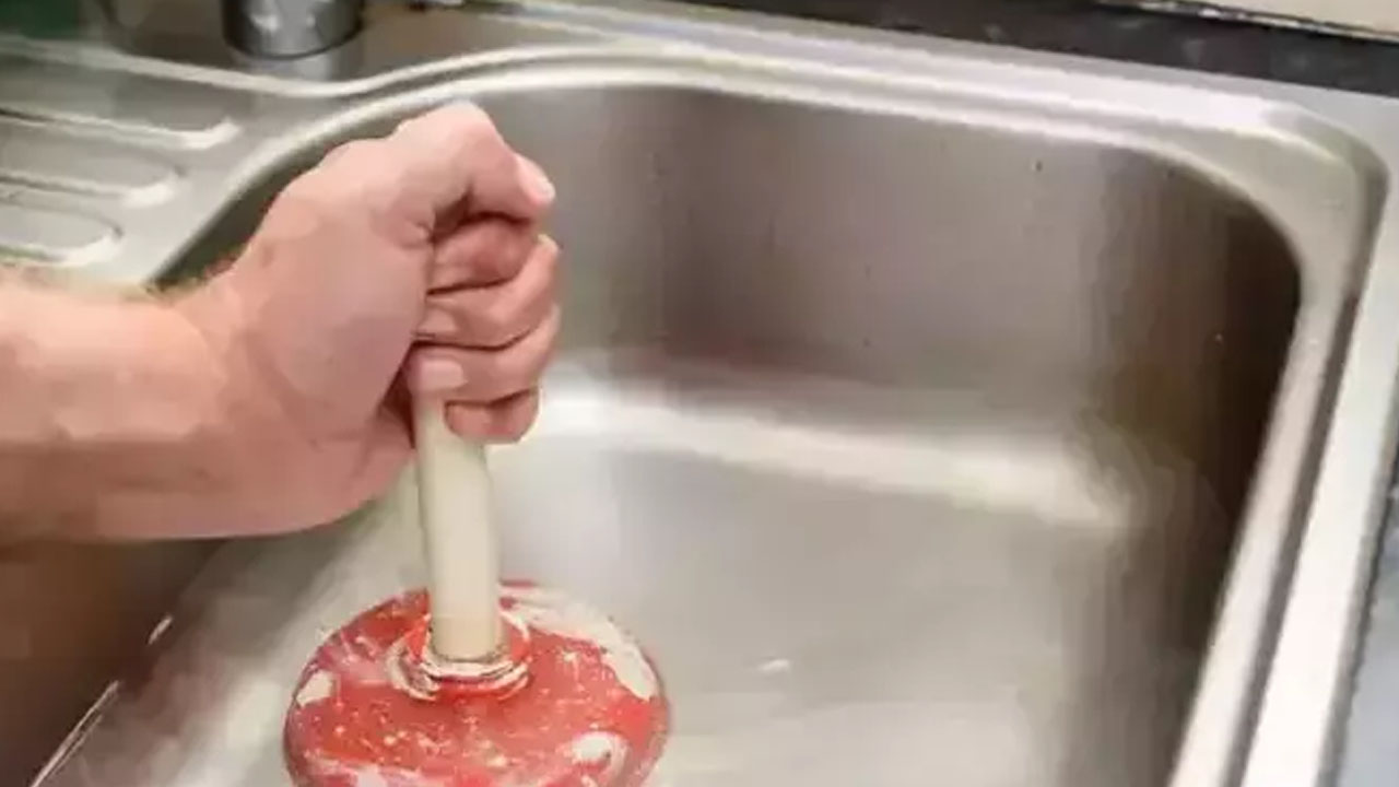 Tıkalı lavaboyu saniyeler içerisinde açıyor! Sadece birkaç avuç buz yeterli oluyor