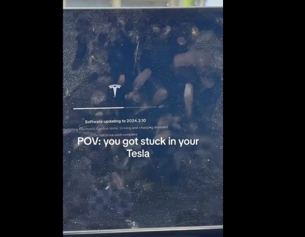 Foto - Tesla'dan güncelleme hatası! Tiktok yayıncısı mahsur kaldı!