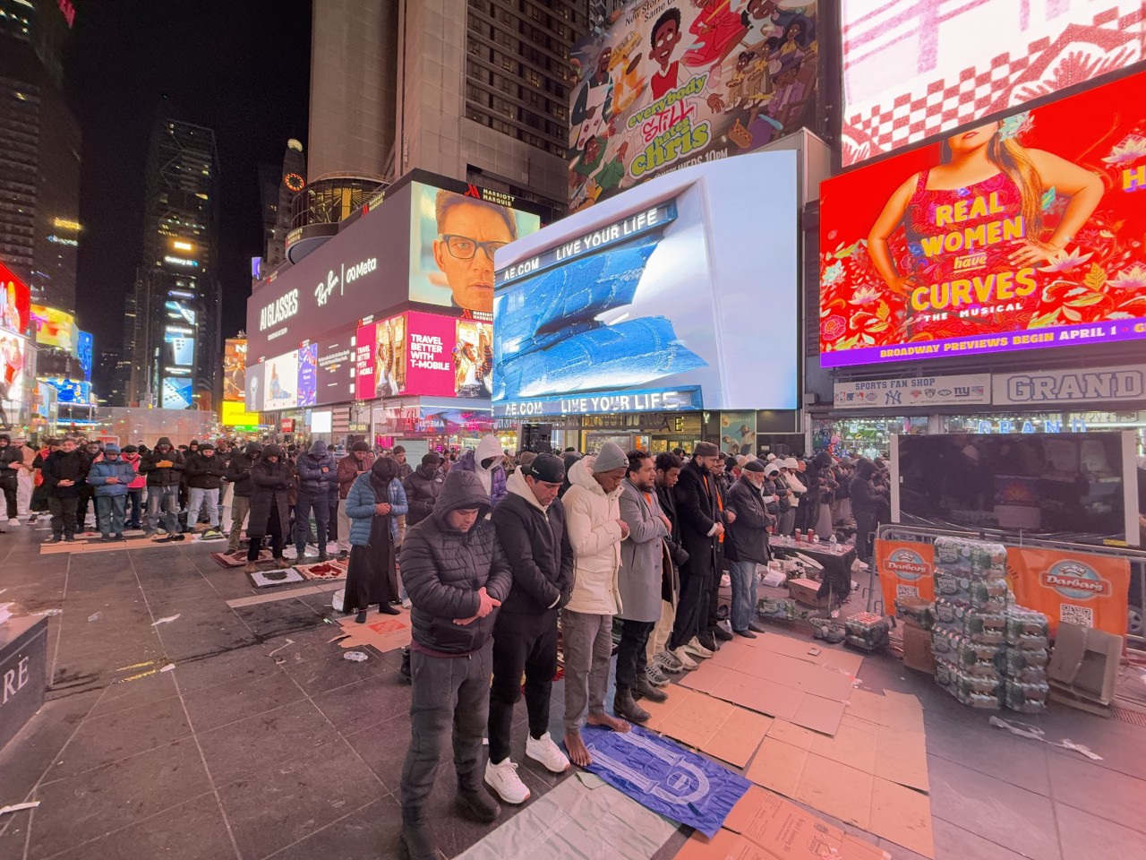Foto - Times Meydanı’nda teravih namazı ve Filistin’e destek! New York’ta ramazan coşkusu