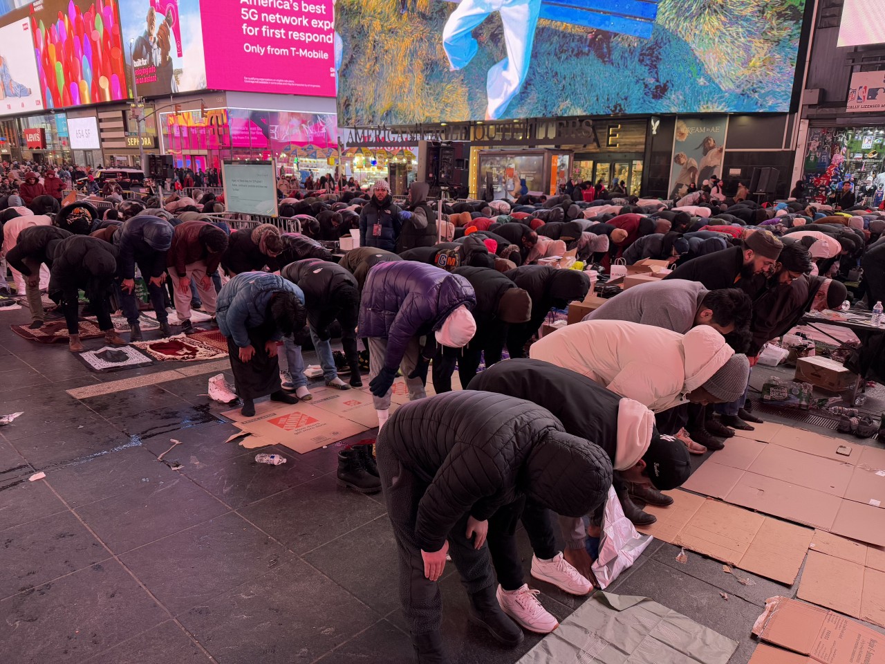 Foto - Times Meydanı’nda teravih namazı ve Filistin’e destek! New York’ta ramazan coşkusu