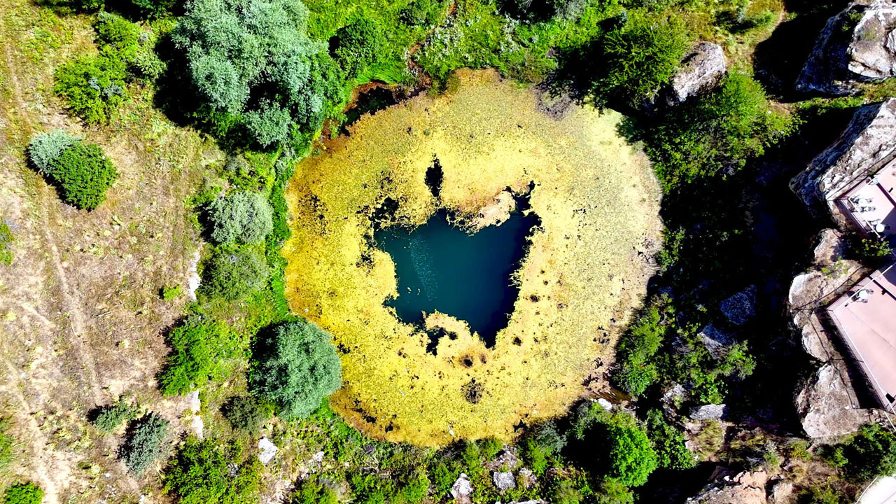 Timsah gözü gibi! Dipsizgöl’ün gizemli güzelliği mest ediyor