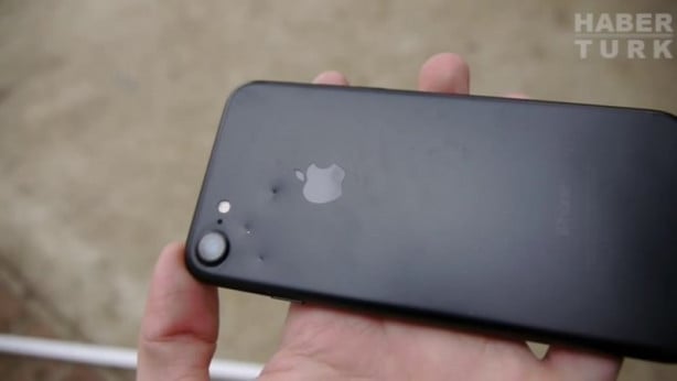 Foto - Timsah iPhone'u ısırırsa ne olur?