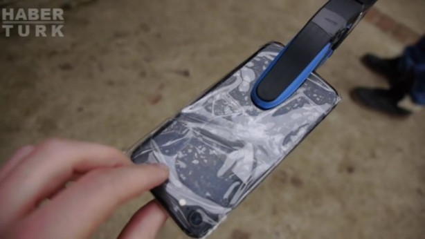 Foto - Timsah iPhone'u ısırırsa ne olur?