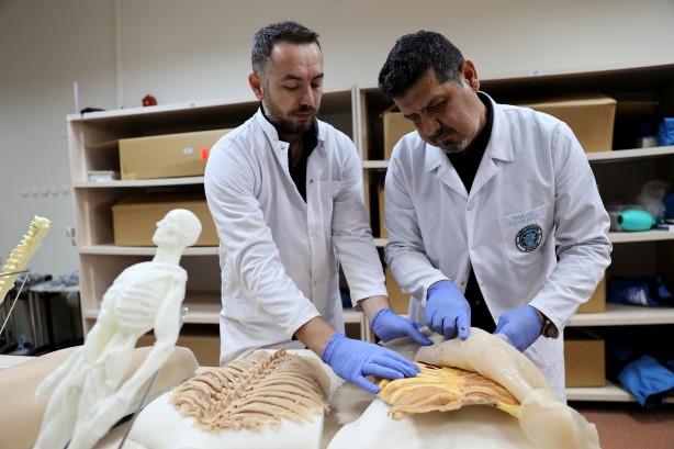 Foto - Tıpatıp benzerlerini yapıyorlar! 200 tıbbi maket üretildi bile...