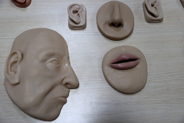 Tıpatıp benzerlerini yapıyorlar! 200 tıbbi maket üretildi bile...