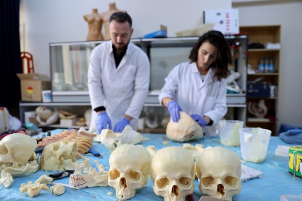 Foto - Tıpatıp benzerlerini yapıyorlar! 200 tıbbi maket üretildi bile...