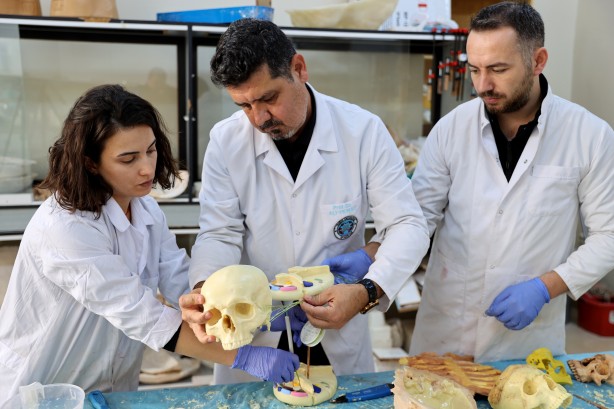 Foto - Tıpatıp benzerlerini yapıyorlar! 200 tıbbi maket üretildi bile...