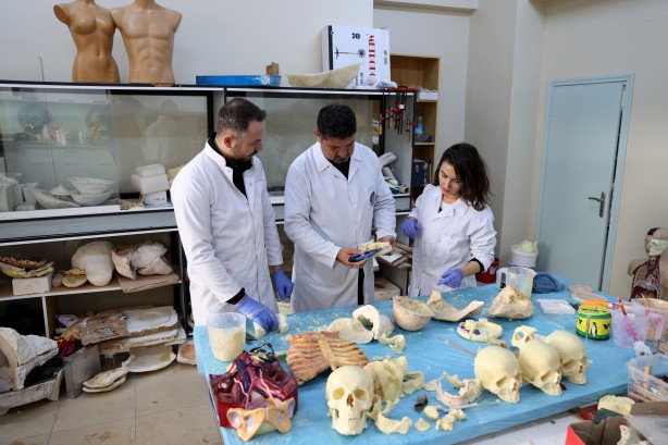 Foto - Tıpatıp benzerlerini yapıyorlar! 200 tıbbi maket üretildi bile...