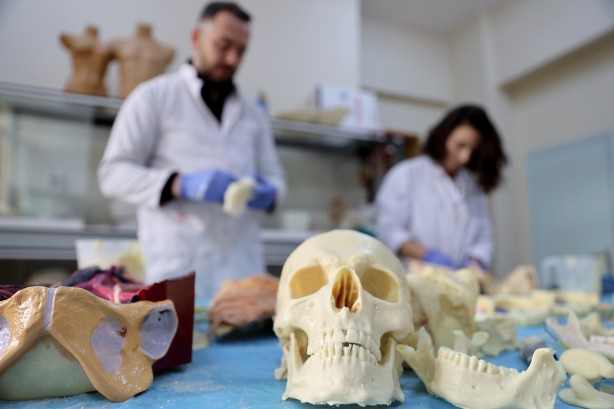 Foto - Tıpatıp benzerlerini yapıyorlar! 200 tıbbi maket üretildi bile...