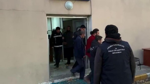 TIR dorsesinden 133 kaçak göçmen çıktı