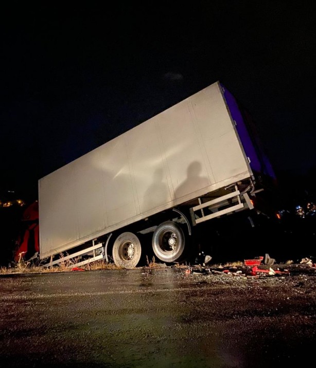 Tır ile kamyon çarpıştı, başka bir tır ise tarlaya uçtu!