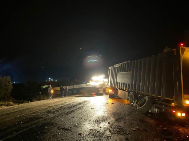 Foto - Tır ile kamyon çarpıştı, başka bir tır ise tarlaya uçtu!