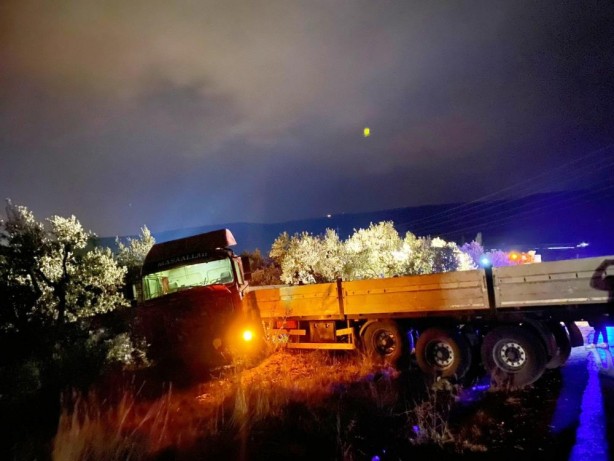 Foto - Tır ile kamyon çarpıştı, başka bir tır ise tarlaya uçtu!