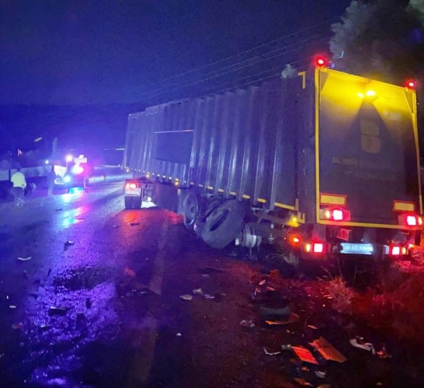 Foto - Tır ile kamyon çarpıştı, başka bir tır ise tarlaya uçtu!