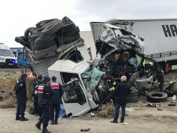Foto - Tır ile kamyon kafa kafaya çarpıştı: 2 ölü 