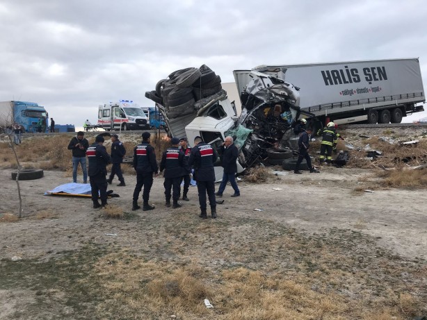 Foto - Tır ile kamyon kafa kafaya çarpıştı: 2 ölü 