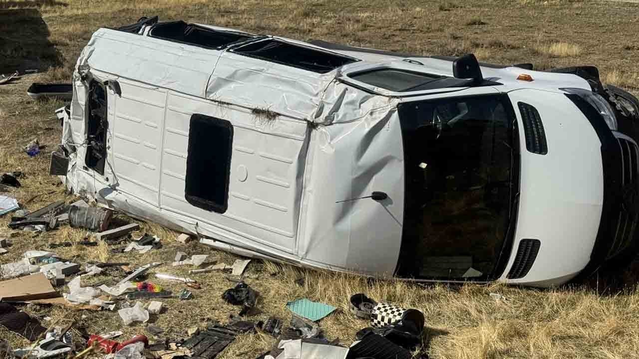 Foto - Tır ile minibüs çarpıştı: 1 ölü, 11 yaralı 