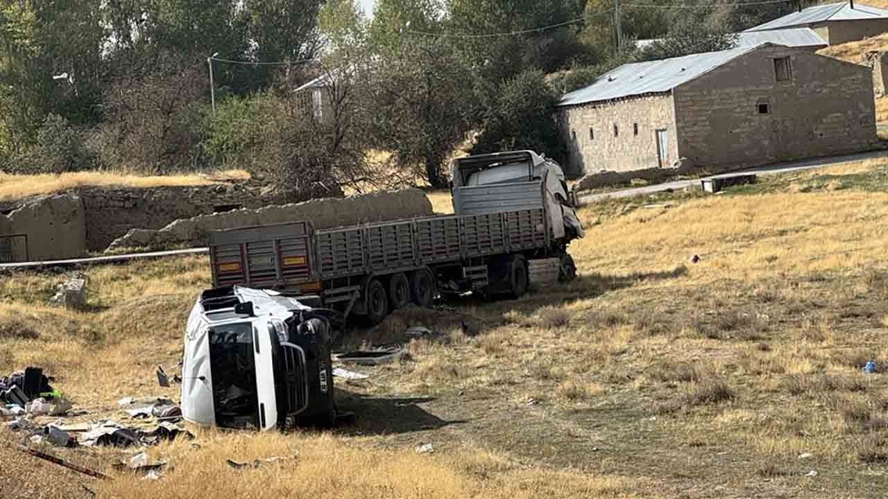 Tır ile minibüs çarpıştı: 1 ölü, 11 yaralı 