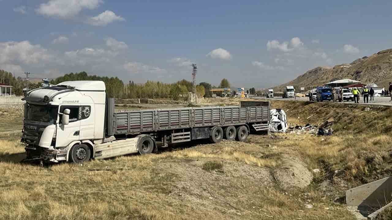 Foto - Tır ile minibüs çarpıştı: 1 ölü, 11 yaralı 