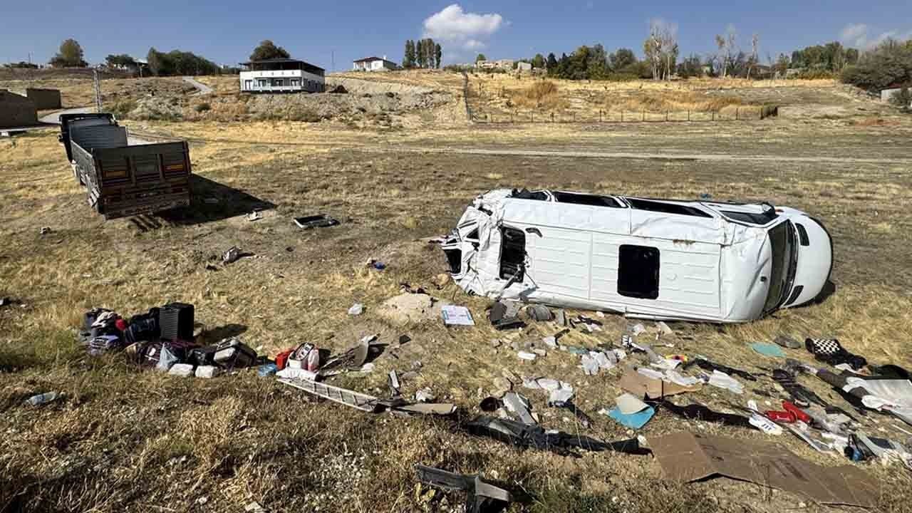 Foto - Tır ile minibüs çarpıştı: 1 ölü, 11 yaralı 