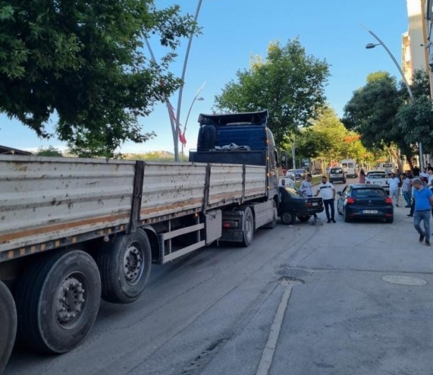 Foto - Tır ile otomobil çarpıştı: O anlar kamerada